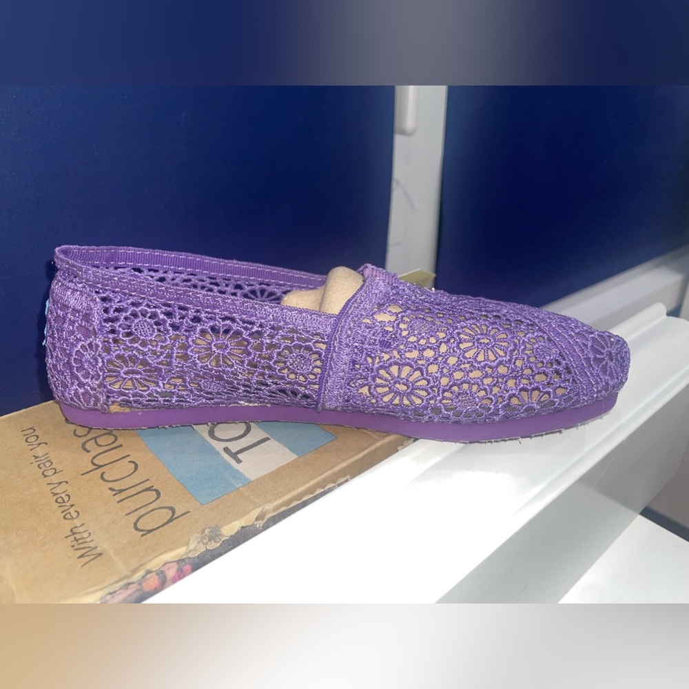 Toms shoes size 5.5